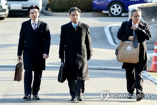Lee Joong-hwan (C), a lawyer representing President Park Geun-hye, arrives at the Constitutional Court in Seoul on Jan. 10, 2017, to attend a hearing on Park's impeachment. (Yonhap)