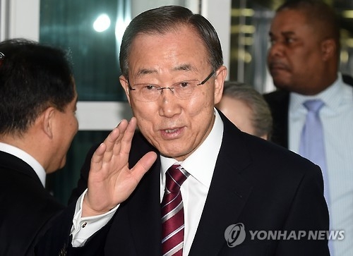 Former U.N. Secretary-General Ban Ki-moon waves as he arrives at Incheon International Airport, west of Seoul, on Jan. 12, 2017. (Yonhap)
