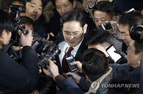 Lee Jae-yong, vice chairman of Samsung Electronics Co., leaves the special prosecutor's office in Seoul on Jan. 13, 2017, after 22 hours of questioning over allegations Samsung Group offered financial aid to President Park Geun-hye's longtime friend Choi Soon-sil, the woman at the center of a massive corruption scandal, in return for business favors. (Yonhap)