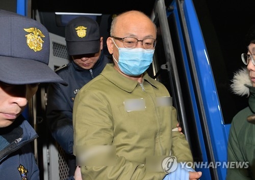 In this file photo taken on Dec. 31, 2016, Moon Hyung-pyo, former health minister, arrives at the special investigation team's office in Seoul to undergo questioning. He was indicted on Jan. 16, 2017, over suspicions that he exerted pressure on the state pension fund to back a mega merger deal between top conglomerate Samsung Group's two units when he was the minister in 2015. (Yonhap)