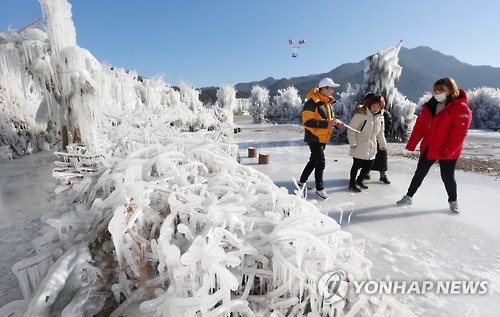 Visitors look around the site of an icefish festival in Inje on Jan. 17, 2017, four days ahead of its start. (Yonhap)