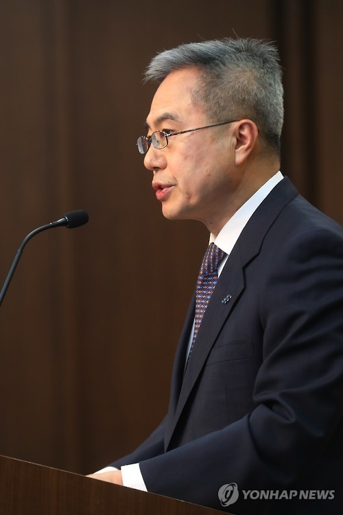 Ha Yung-ku, chairman of the Korea Federation of Banks, said at a news conference at the federation's headquarters in central Seoul on Jan. 18, 2017. (Yonhap)