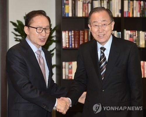 Former U.N. Secretary-General Ban Ki-moon (R) shakes hands with former President Lee Myung-bak before their talks at Lee's office in southern Seoul on Jan. 19, 2017. (Yonhap)
