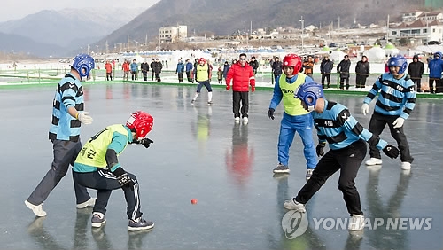 Ice fishing fest opens in Inje after 2-year hiatus