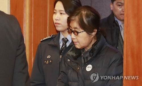 Choi Soon-sil (R) enters a hearing room of the Constitutional Court in Seoul on Jan. 16, 2017. (Yonhap)