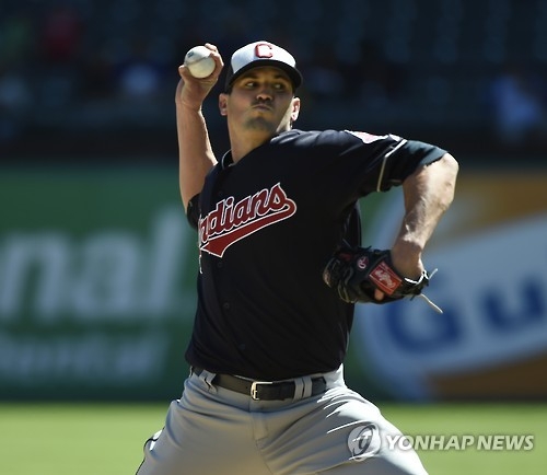 In this Associated Press file photo taken on April 2, 2016, Jeff Manship, then of the Cleveland Indians, throws a pitch against the Texas Rangers during their spring training baseball game in Arlington, Texas. (Yonhap)