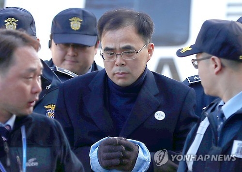 Former Vice Culture Minister Kim Chong arrives at the Constitutional Court in Seoul on Jan. 23, 2017, to testify at President Park Geun-hye's impeachment trial. (Yonhap)