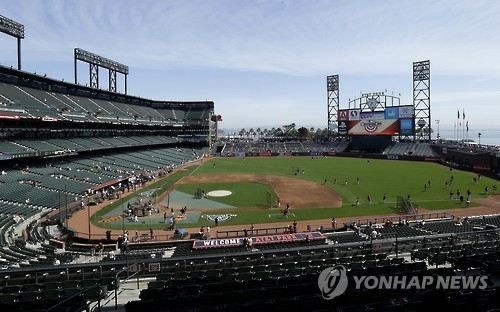 This Associated Press file photo, taken on April 8, 2014, shows AT&T Park, home of the San Francisco Giants, before a game against the Arizona Diamondbacks. (Yonhap)