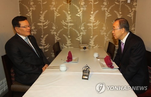 Former U.N. Secretary-General Ban Ki-moon (R) holds a lunch meeting with former National Assembly Speaker Chung Ui-hwa at a restaurant in Seoul on Jan. 24, 2017. (Yonhap)