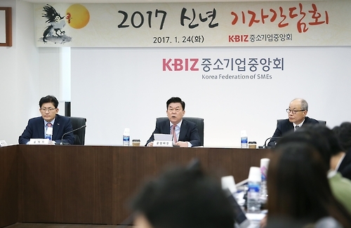 Park Seong-taek (C), chairman of the Korea Federation of SMEs, speaks to a news conference in Seoul on Jan. 24, 2017. (Yonhap)