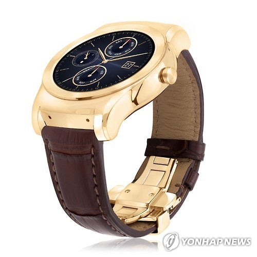 This photo shows LG Electronics Inc.'s Urbane Luxe smartwatch (Yonhap file photo) 