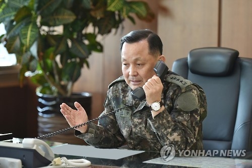 Gen. Lee Sun-jin, the chairman of the JCS, South Korea's Joint Chiefs of Staff (JCS), talks with his U.S. counterpart Marine Corps Gen. Joseph Dunford over North Korea's nuclear and missile issues on Feb. 1, 2017, in this photo provided by the JCS. (Yonhap)