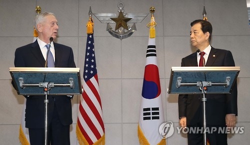 Defense Minister Han Min-koo (R) and U.S. Defense Secretary Jim Mattis at a press briefing before holding bilateral talks over North Korea in Seoul on Feb. 3, 2017. (Yonhap)