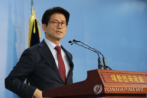 Former Gyeonggi Gov. courts conservative voters with call to reject Park impeachment