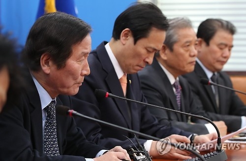 Chung Ki-seop (L), a joint head of an emergency committee for 124 South Korean firms that once operated in Kaesong, speaks in a special meeting with Rep. Woo Sang-ho (2nd from L), floor leader of the main opposition Democratic Party, held in Seoul on Jan. 12, 2017. (Yonhap)