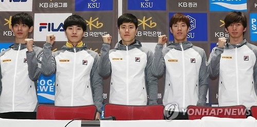 Members of the South Korean men's national short track speed skating team pose for pictures at the National Training Center in Seoul on Feb. 8, 2017. From left: Lee Jung-su, Seo Yi-ra, Han Seung-soo, Sin Da-woon and Park Se-yeong. (Yonhap)