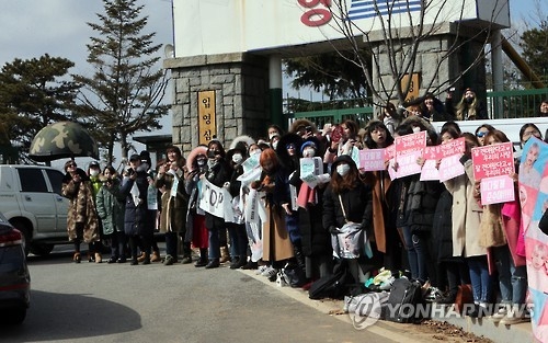 Fans wait for BIGBANG's T.O.P and JYJ's Kim Jun-su to arrive at the military training camp in Nonsan, South Chungcheong Province, on Feb. 9, 2017. (Yonhap)