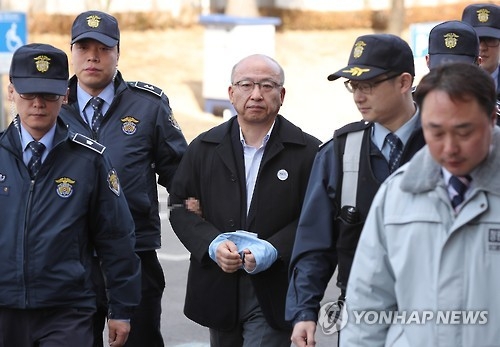 Former Health Minister Moon Hyung-pyo (C) arrives at the Constitutional Court in Seoul on Feb. 9, 2017, to testify at President Park Geun-hye's impeachment trial. (Yonhap)