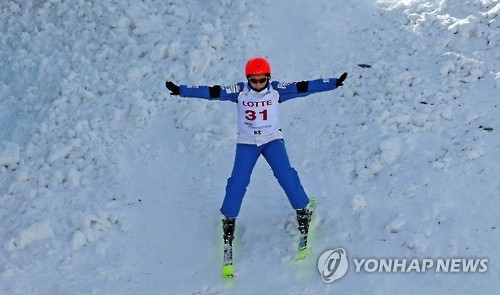 South Korean aerial skier Kim Kyoung-eun makes her landing during the women's aerials qualification round at the FIS Freestyle Ski World Cup at Phoenix Snow Park in PyeongChang, Gangwon Province, on Feb. 10, 2017. (Yonhap)