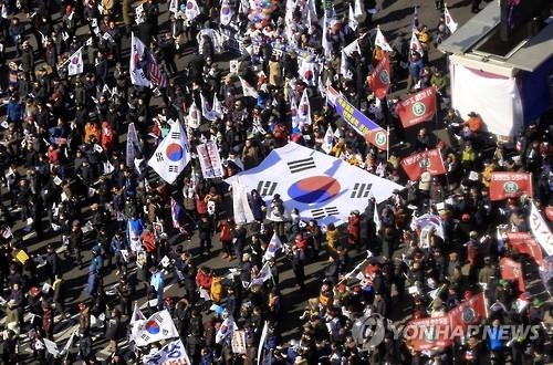Hundreds of President Park Geun-hye gather in front of Seoul City Hall on Feb. 11, 2017, calling for the Constitutional Court to reject the president's impeachment trial. (Yonhap) 