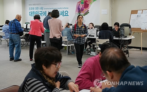 This photo, taken on March 30, 2017, shows a group of South Korean residents in Los Angeles, California registering for South Korea's upcoming presidential election. The National Election Commission earlier said a record 297,919 overseas voters have signed up for the May 9 election, up more than 33 percent from 222,389 overseas South Koreans who took part in the 2012 presidential election. (Yonhap)