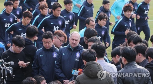 In this file photo, taken on March 24, 2017, South Korean men's national football team head coach Uli Stielike (C) speaks to reporters during the team's training at the National Football Center in Paju, Gyeonggi Province. (Yonhap)