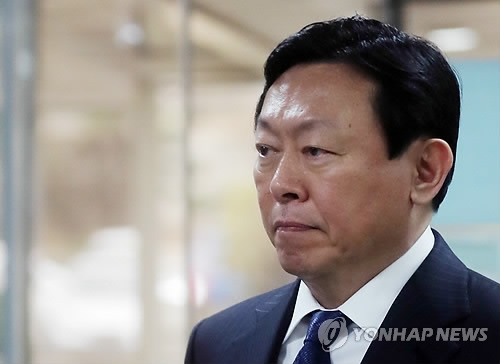 Lotte Group Chairman Shin Dong-bin arrives at the Seoul Central District Court on April 5, 2017, to attend a hearing on a string of corporate crime allegations involving his family. (Yonhap) 