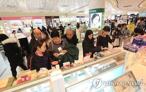 This file photo, taken on Jan. 5, 2016, shows many tourists shopping at a duty-free shop in Seoul. (Yonhap)