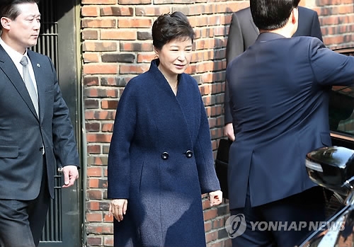 Former President Park Geun-hye leaves her home in Seoul for prosecution questioning on March 21, 2017. Park, dismissed by the Constitutional Court on March 10, faces a probe on 13 criminal allegations, including graft and abuse of power. Upon arrival at the prosecution's office, Park said she will comply with the investigation with sincerity. (Yonhap) 
