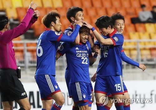 Suwon Samsung Bluewings players celebrate after Ko Seung-beom (C) scored a goal against Eastern SC during their AFC Champions League Group G match at Suwon World Cup Stadium in Suwon, Gyeonggi Province, on April 12, 2017. (Yonhap)