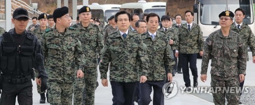 Acting President and Prime Minister Hwang Kyo-ahn (C) visits the Special Warfare Command in Icheon, 80 kilometers south of Seoul, on April 13, 2017. (Yonhap)