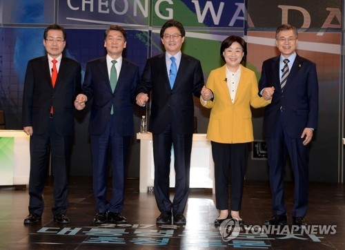 This photo shows the main contenders in South Korea's presidential election (from L to R): Hong Joon-pyo, Ahn Cheol-soo, Yoo Seong-min, Sim Sang-jeung and Moon Jae-in. (Yonhap)