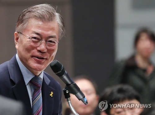 Moon Jae-in, the presidential candidate of the liberal Democratic Party, answers questions in a special meeting with members of the Korea Chamber of Commerce and Industry held in Seoul on April 14, 2017. (Yonhap)