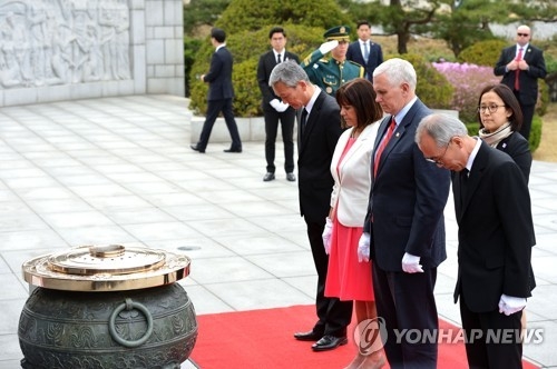 U.S. Vice President Mike Pence (2nd from R) and his wife Karen Pence pay respects to fallen troops at South Korea's national cemetery in Seoul on April 16, 2017. (Yonhap)