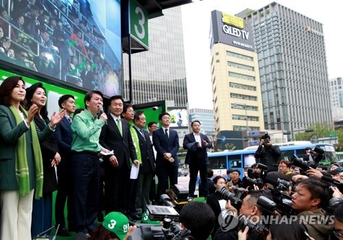 Ahn Cheol-soo (green shirt), the presidential candidate of the center-left People's Party, stages a street campaign with his supporters and party officials in Seoul's downtown Gwanghwamun area on April 17, 2017, the first day of a 22-day campaigning period for the upcoming presidential election. (Yonhap)