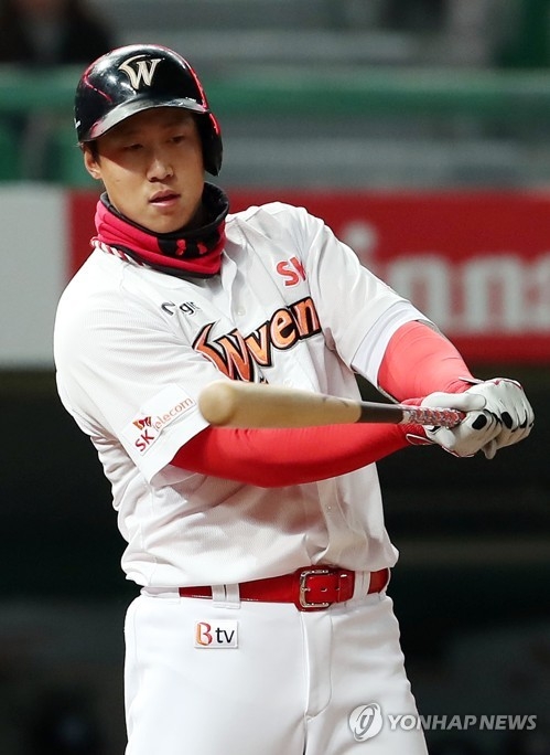 In this file photo taken on March 31, 2017, Kim Dong-yub of the SK Wyverns gets ready for his at-bat against the KT Wiz in their Korea Baseball Organization game at Incheon SK Happy Dream Park in Incheon. (Yonhap)