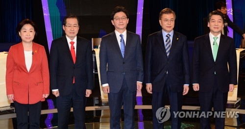 The five leading presidential candidates pose for a photo before the start of their second TV debate broadcast April 19, 2017, by local broadcaster KBS. They are (from L) Rep. Sim Sang-jeung of the Justice Party, Hong Joon-pyo of the Liberty Korea Party, Rep. Yoo Seong-min of the Bareun Party, Moon Jae-in of the Democratic Party and Ahn Cheol-soo of the People's Party. (Yonhap)