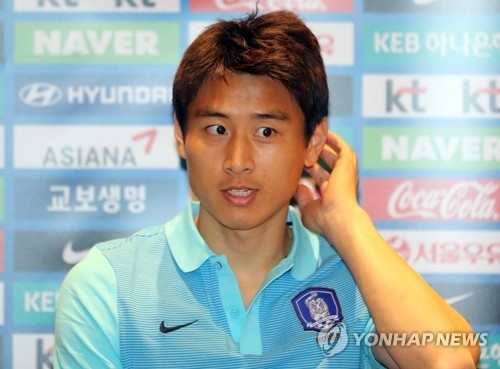 In this file photo taken on March 20, 2017, South Korean midfielder Koo Ja-cheol speaks to reporters at a hotel in Changsha, China, ahead of the 2018 FIFA World Cup qualifying match between South Korea and China. (Yonhap)