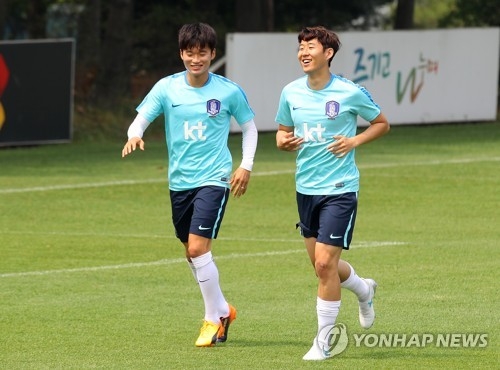 South Korean fullback Kim Jin-su (L) jogs with teammate Son Heung-min at the National Football Training Center in Paju, Gyeonggi Province, on May 29, 2017. (Yonhap)