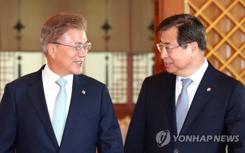 President Moon Jae-in (L) speaks with new National Intelligence Service Director Suh Hoon during a ceremony conferring an appointment certificate to Suh at the presidential office Cheong Wa Dae in Seoul on June 1, 2017. (Yonhap)
