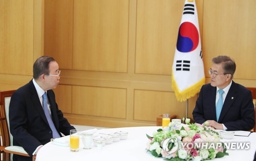 President Moon Jae-in (R) holds a meeting with former U.N. Secretary-General Ban Ki-moon at the presidential office Cheong Wa Dae in Seoul on June 2, 2017. (Yonhap)