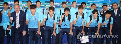South Korea's national football team poses for the camera at Incheon International Airport on June 3, 2017, before departing for Dubai. (Yonhap)