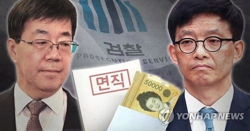 This file photo shows Lee Young-ryeol (L), former chief of the Seoul Central District Prosecutors' Office, and Ahn Tae-geun (R), ex-deputy minister at the Ministry of Justice, on June 7, 2017. (Yonhap) 