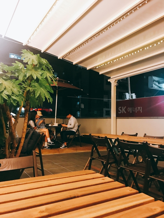 The second floor of Cafe 468, located in a quiet residential area in Euijeongbu, just north of Seoul, is decorated as a rooftop bar to accommodate evening customers. (Yonhap)