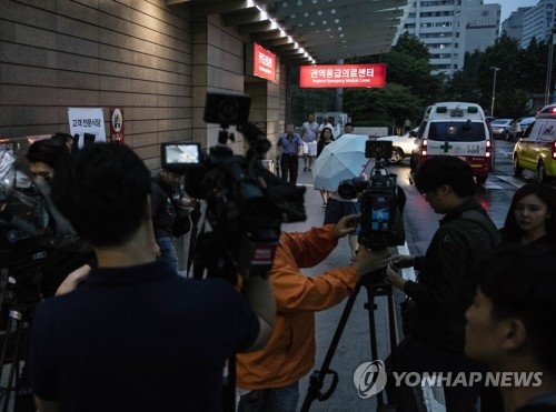 Media crew are staked out at a hospital in Seoul on June 6, 2017, where T.O.P, a member of the Asiawide popular boy band BIGBANG, is in intensive care for a suspected drug overdose. The 29-year-old rapper, whose real name is Choi Seung-hyun, was indicted a day earlier without detention on charges of smoking marijuana. (Yonhap)