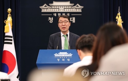 Yoon Young-chan, chief presidential press secretary, holds a press briefing in this undated file photo. (Yonhap)