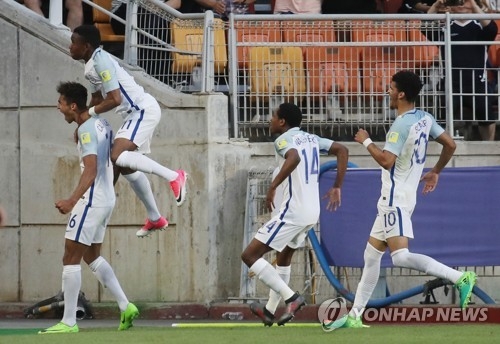 England's Dominic Calvert-Lewin (L) celebrates with teammates after scoring a goal against Venezuela in the FIFA U-20 World Cup final at Suwon World Cup Stadium in Suwon, some 45 kilometers south of Seoul, on June 11, 2017. (Yonhap)