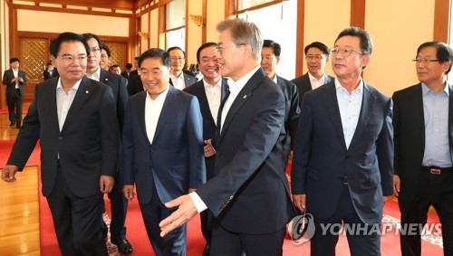 President Moon Jae-in (third from L) ushers ruling and opposition party lawmakers, who are heads of parliamentary committees, into a conference room at the presidential office Cheong Wa Dae where he held a special meeting with the lawmakers over lunch on June 13, 2017. (Yonhap) 