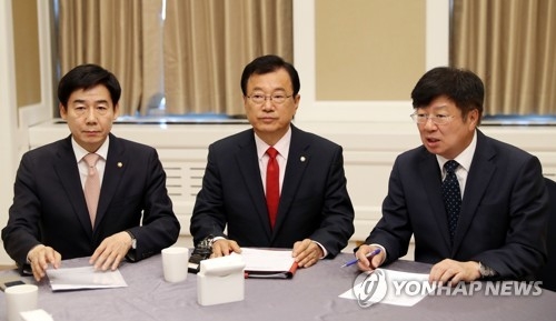 Reps. Lee Yong-ho, Lee Hyun-jae and Lee Jong-koo (from L to R), the policy chiefs of the People's Party, Liberty Korea Party and Bareun Party, respectively, hold talks at the National Assembly on June 13, 2017. (Yonhap)