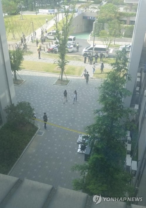 Police have cordoned off the site of a suspected parcel bomb attack at Yonsei University in western Seoul on June 13, 2017. (Yonhap) 
